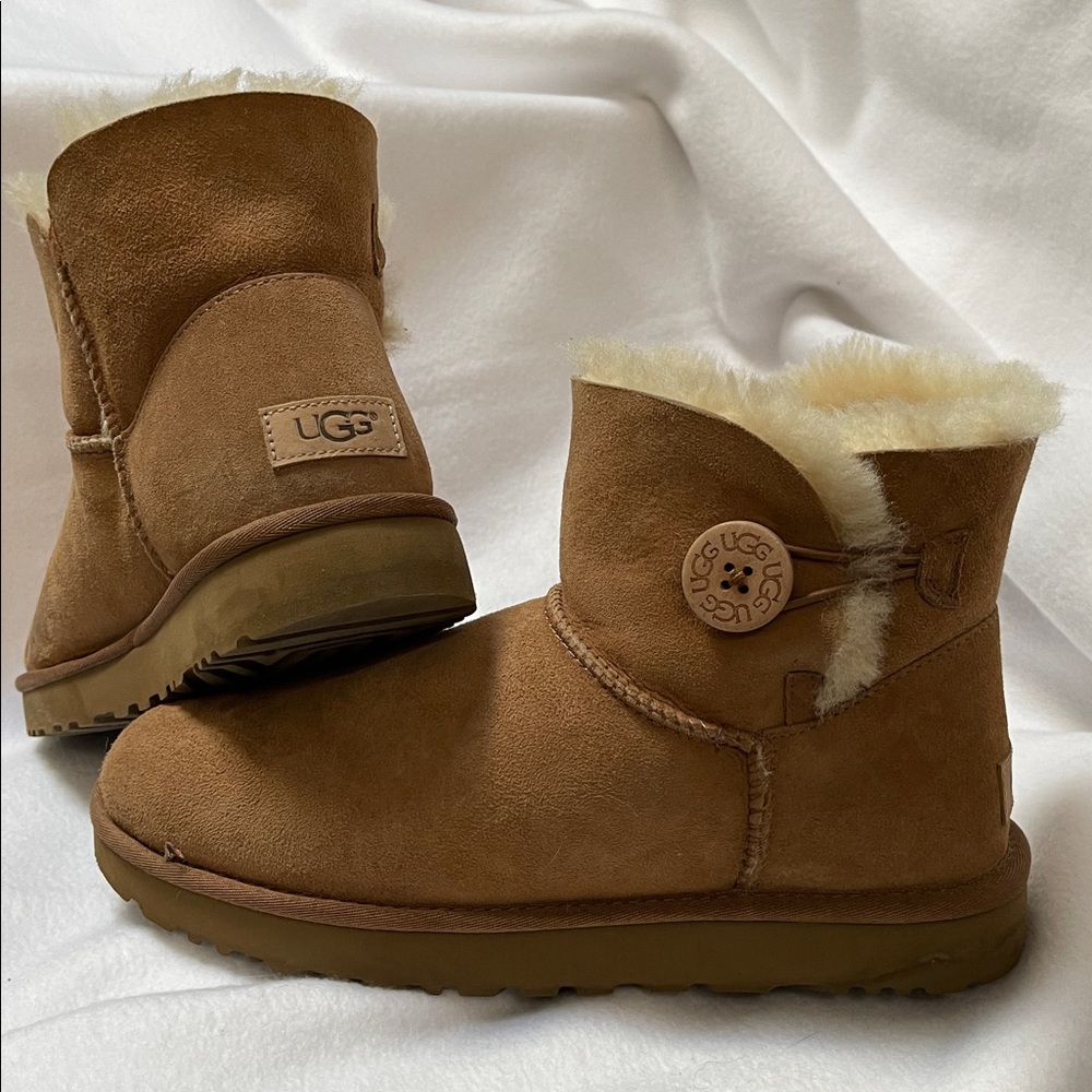 UGG Mini Bailey Button ll      Size 10